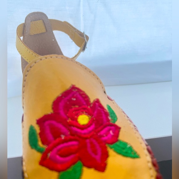 Huaraches de Rosa🌹 - Picture 3 of 3